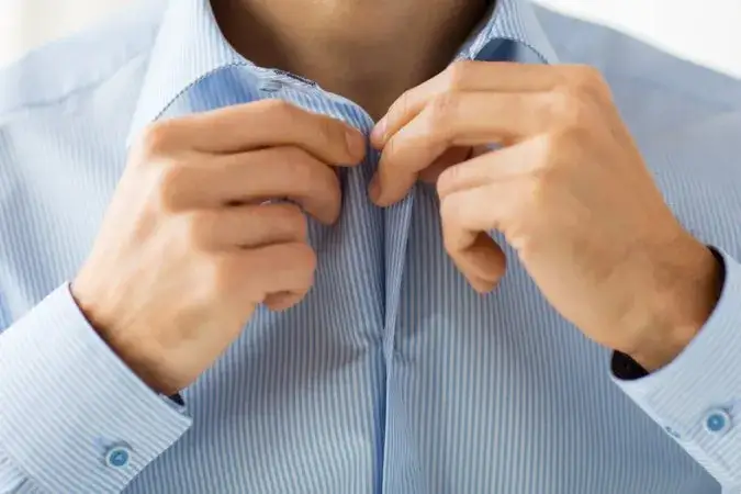 Guziki w koszulach: Dlaczego damskie po lewej, męskie po prawej?