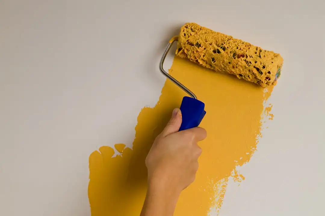 Wałek do gruntowania - jak wybrać idealny do ścian i sufitów?