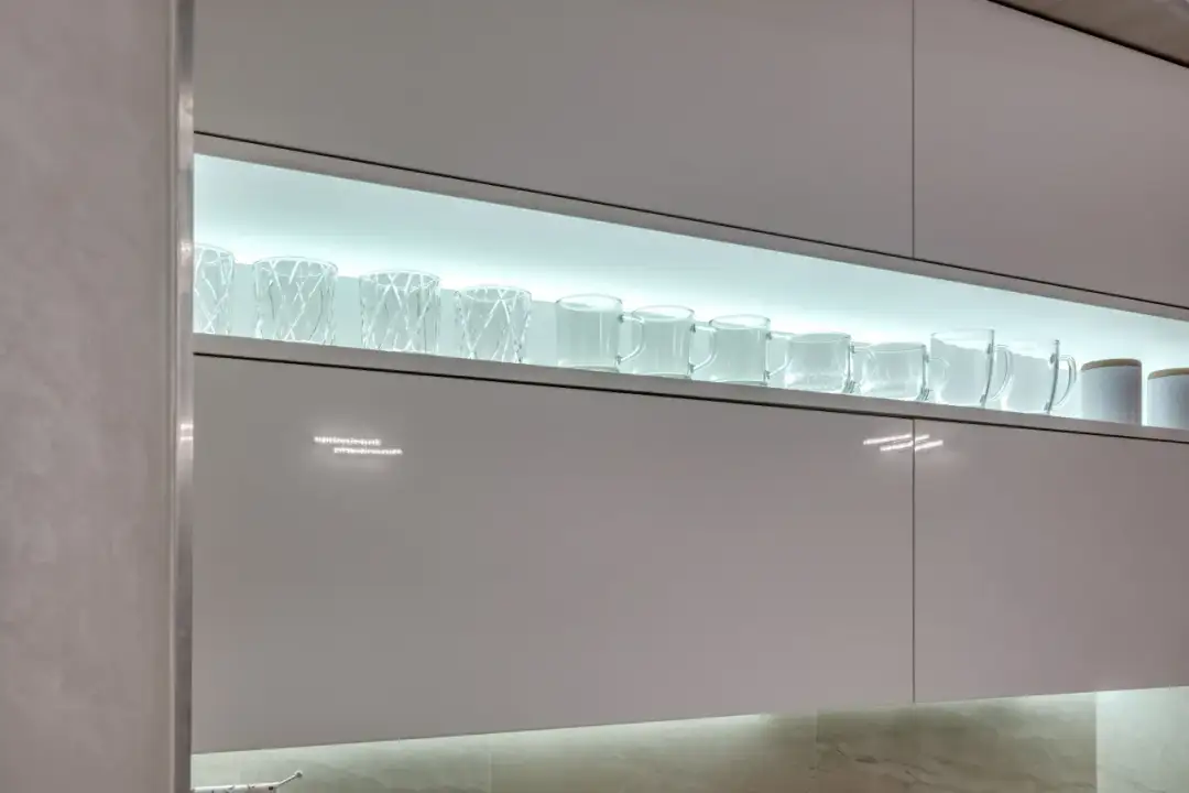 Oświetlenie LED pod szafkami: zrób to sam! Poradnik krok po kroku