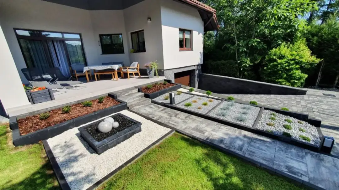 Teren koło domu – Wybór płytek, inne rozwiązania i aranżacje przestrzeni