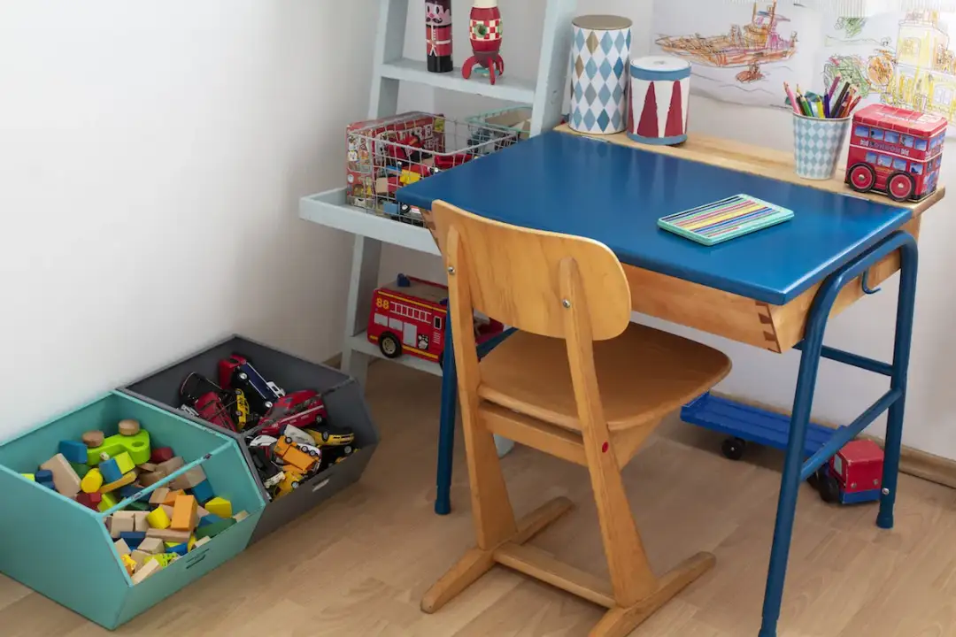 Stare łóżeczko? Zmień je w ławkę, biurko, ogród! 15 pomysłów DIY.