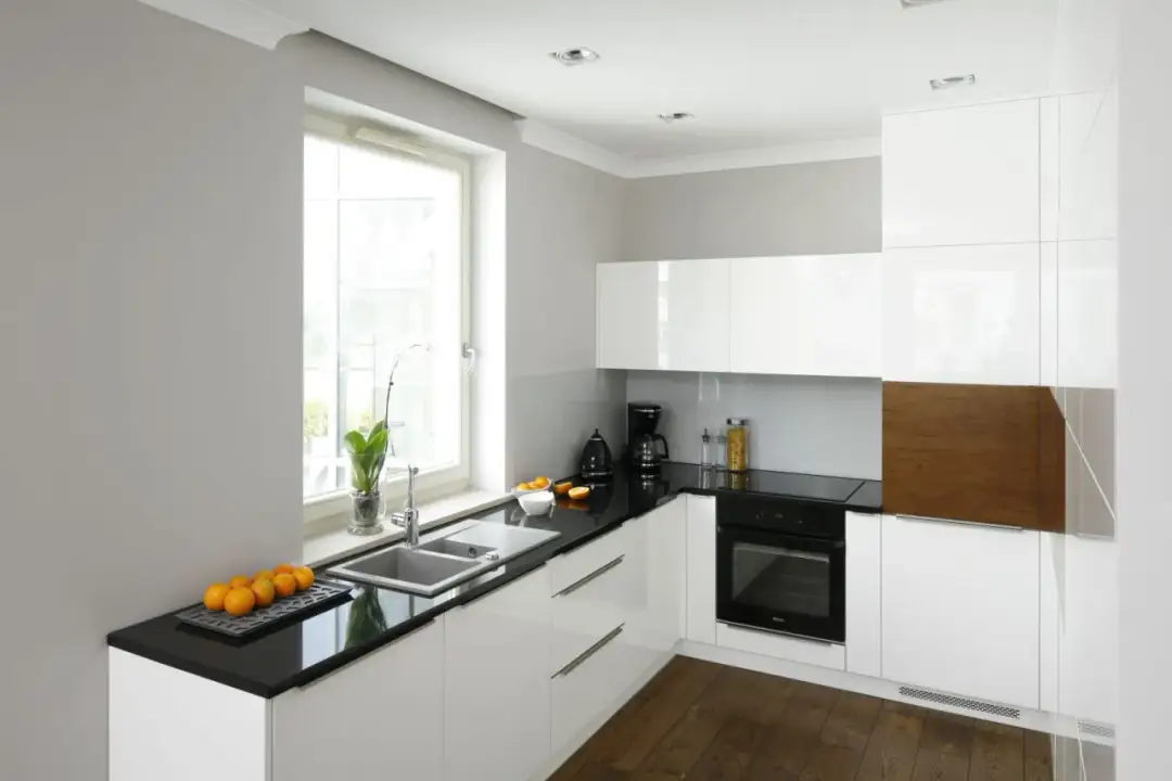 Mała kuchnia z oknem: funkcjonalne i piękne wnętrze - porady