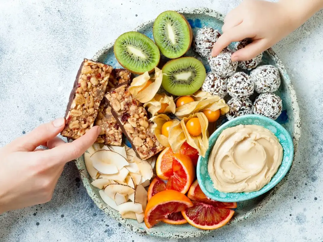 Zdrowe przekąski na diecie: 100 kcal, przepisy i porady. Chudnij bez głodu!