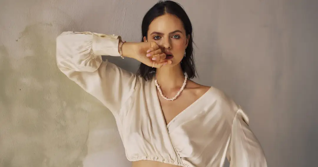 Najlepsze naszyjniki do dekoltu V, które podkreślą Twój styl