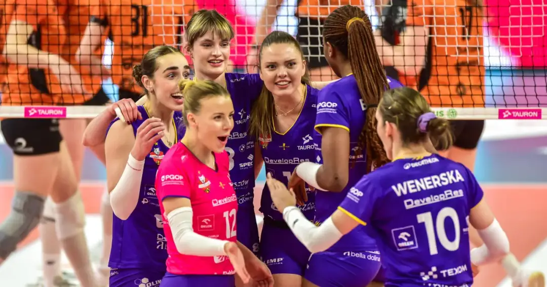 Siatkarki świętują zwycięstwo w Lidze Mistrzyń siatkówka. Radość i okrzyki po udanej akcji na boisku.