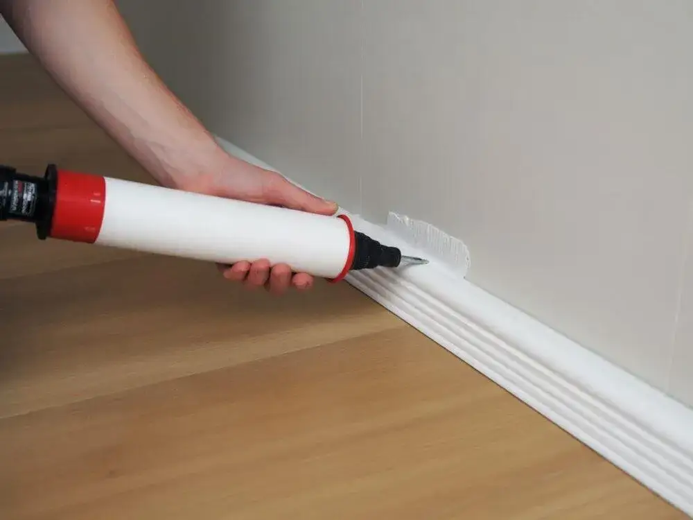 Jaki klej do listew przypodłogowych - wybierz najlepszy produkt dla trwałości