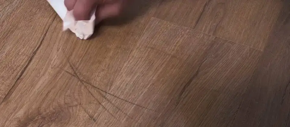 Skuteczne sposoby na to, czym usunąć rysy na panelach bez kosztów