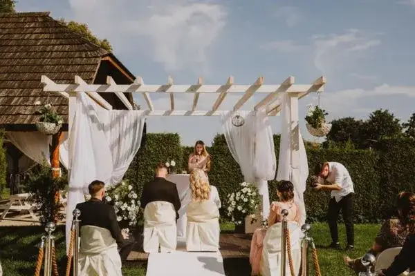 Ślub humanistyczny: co to? Ceremonia, przysięgi, koszty i prawo