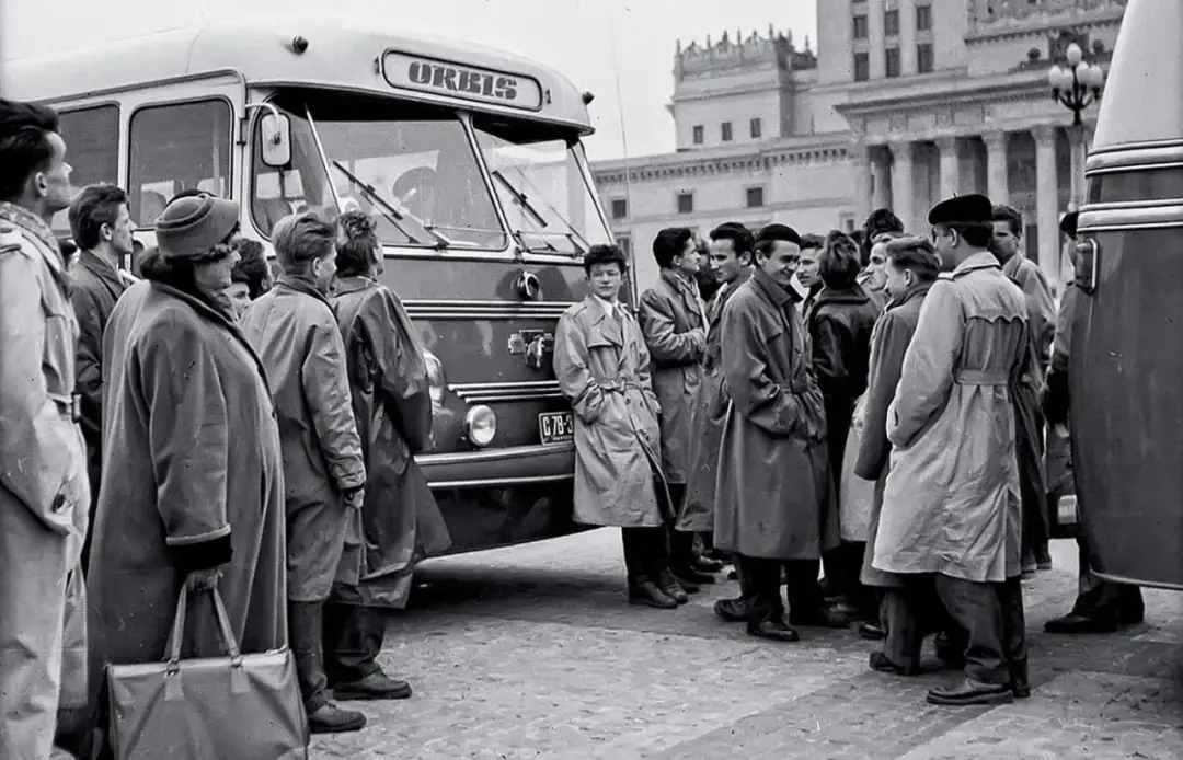 Wyjście z koszar: Jak wyglądało w PRL-u? Zaskakujące fakty i mity epoki