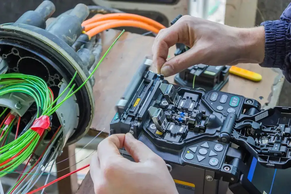 Montaż światłowodu krok po kroku: poznaj dokładny czas instalacji