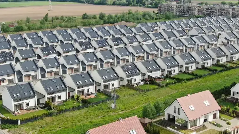 Osiedle w Warszawie jak osiedle: porównanie Zasadowa i Starodęby