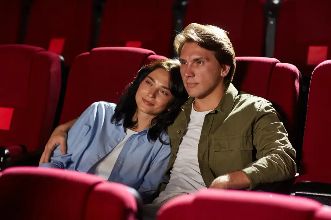 Para zakochanych w kinie, szukająca najlepszych filmów o miłości 2026.
