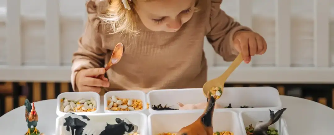 Zabawy sensoryczne z ryżem, które rozweselą Twoje dziecko i pobudzą zmysły