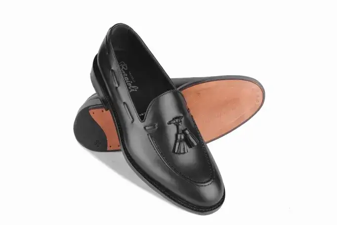 Czarne mokasyny męskie: 5 stylizacji na każdą okazję i porę roku