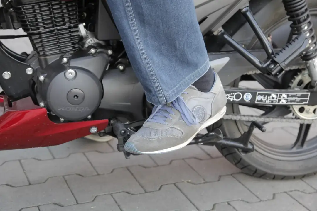 Czy zmiana biegów bez sprzęgła jest bezpieczna? Konsekwencje i praktyczne porady