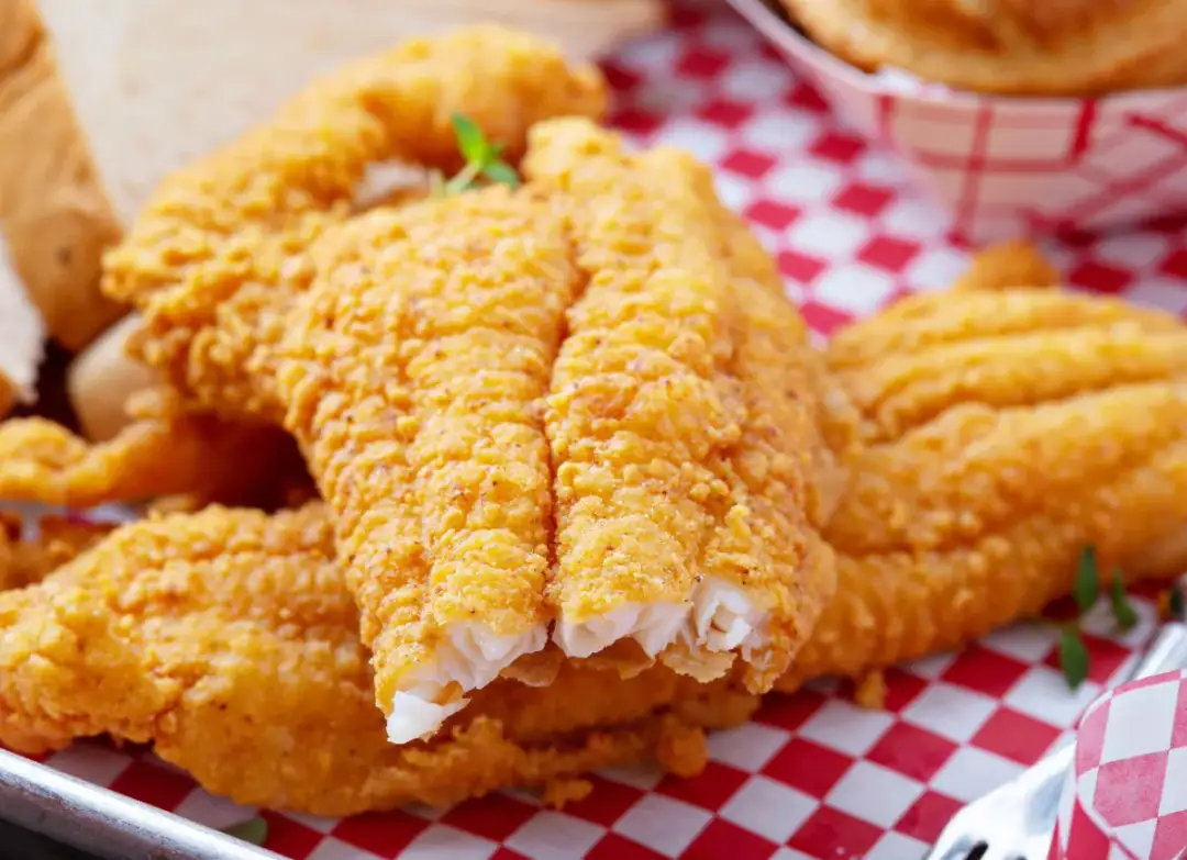 Jak panierować ryby? Sekrety chrupiącej panierki, która nie odpada