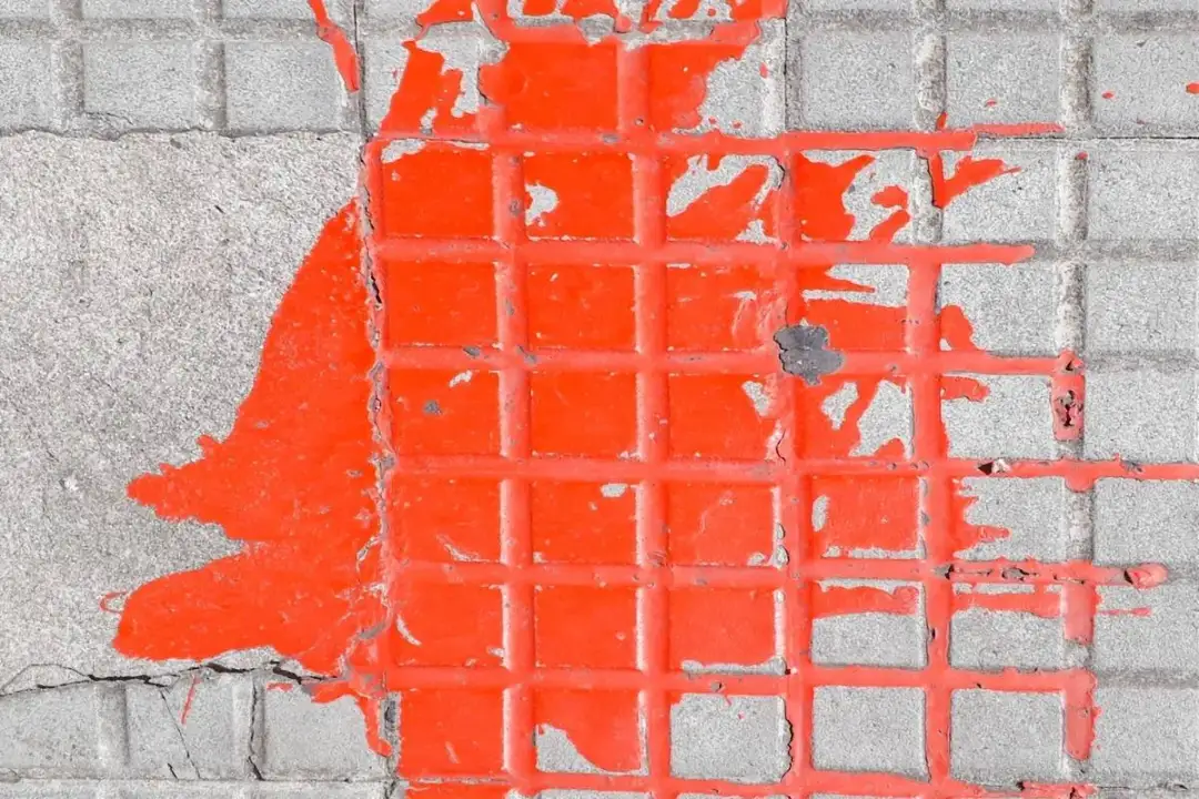 Jak usunąć farbę z kostki brukowej: 5 skutecznych metod