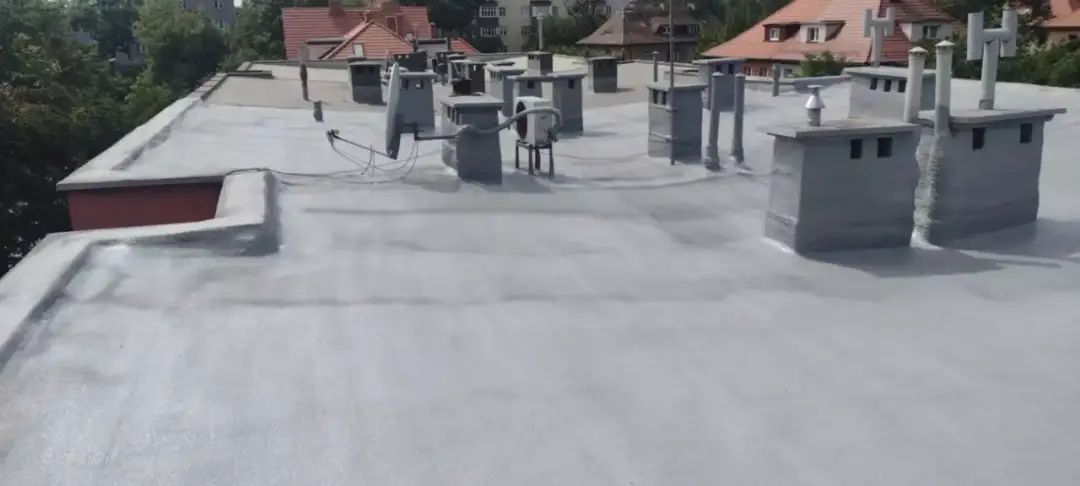 Czym pokryć płaski dach, aby uniknąć kosztownych napraw?