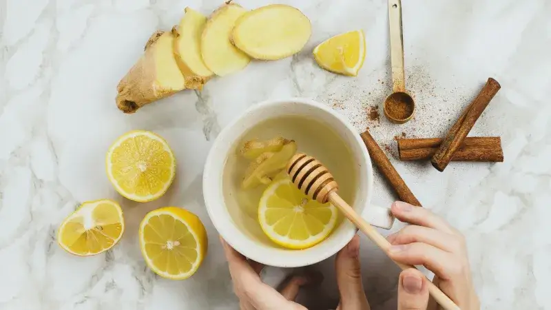 Napój z imbiru i cytryny: przepis na zdrowy i smaczny eliksir