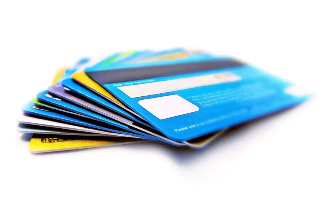Jak bezpiecznie zrobić debet na karcie bez dodatkowych kosztów i opłat