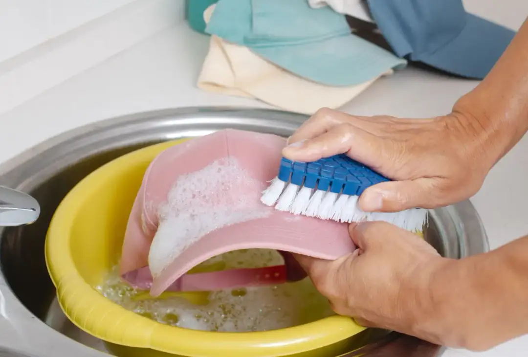 Jak wyczyścić czapkę z daszkiem? Triki na idealny kształt!