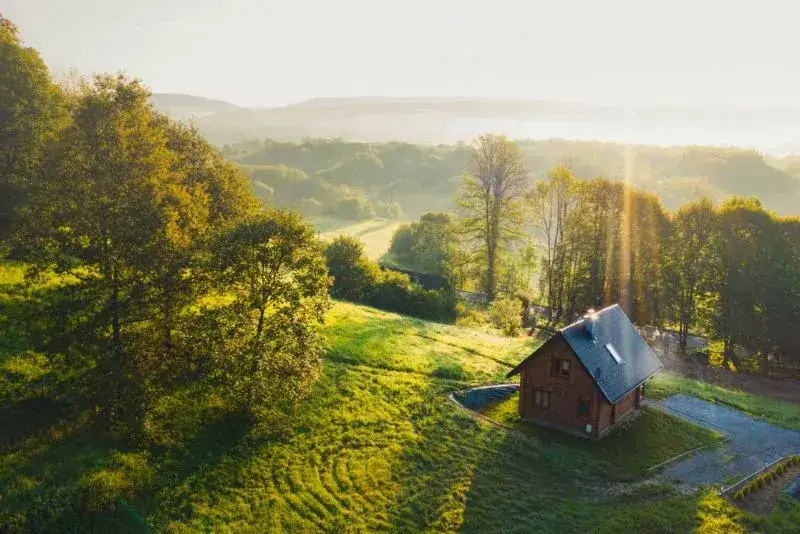 Nocleg w Bieszczadach: Jak wybrać idealne miejsce i nie przepłacić?