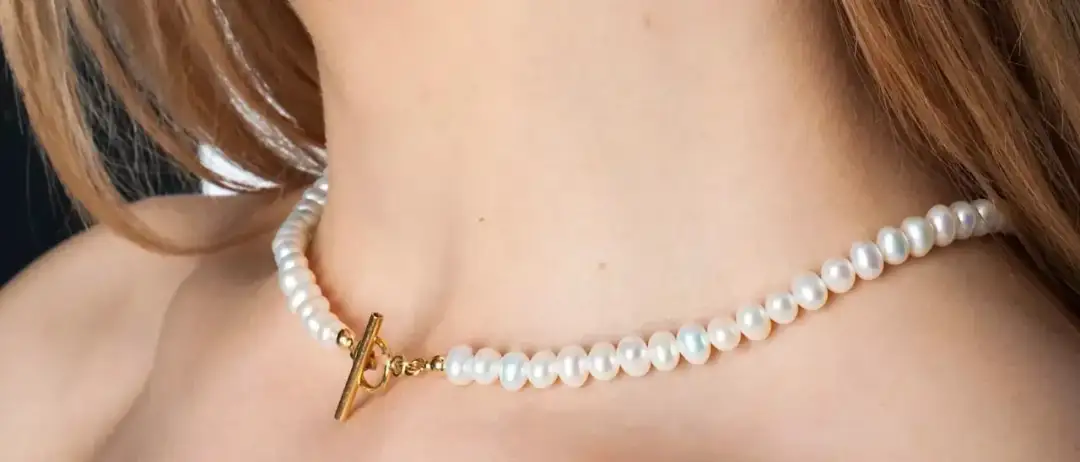 Naszyjnik przy szyi jak się nazywa? Poznaj choker i jego style