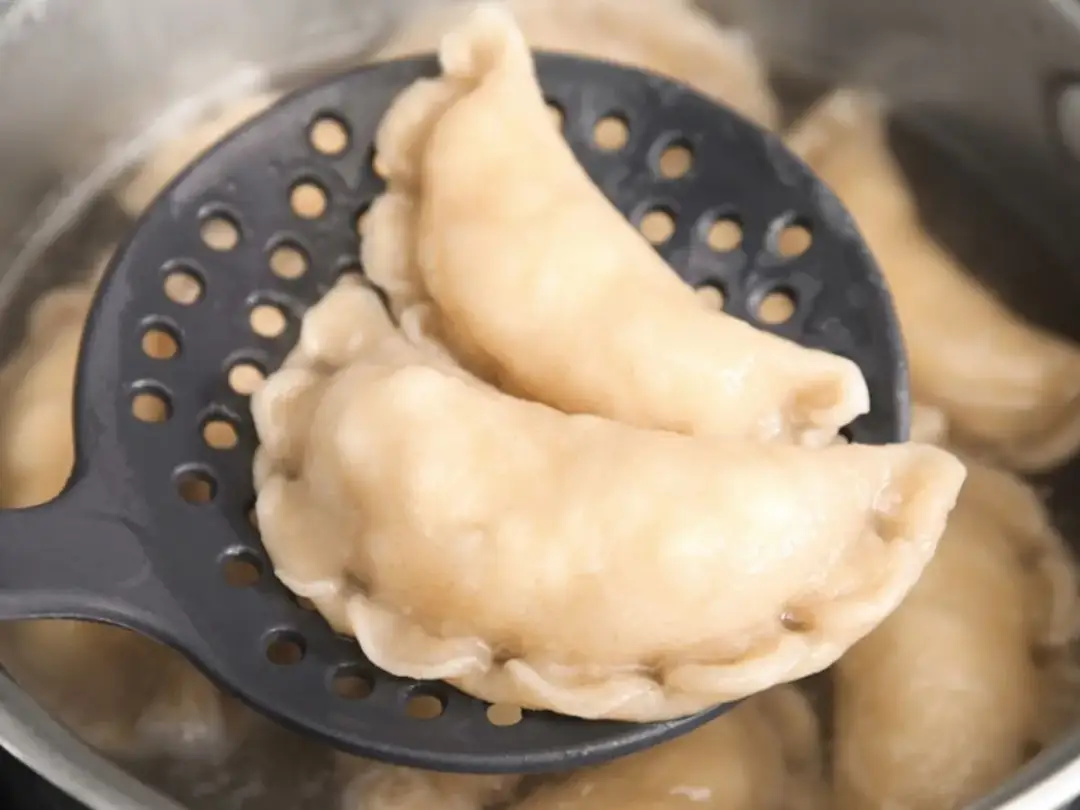 Domowe pierogi z serem: przepis krok po kroku na smak dzieciństwa