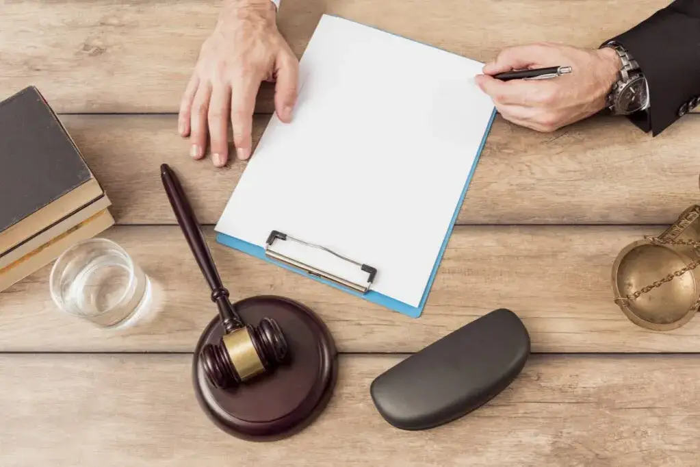 Kto to jest notariusz? Poznaj jego kluczowe obowiązki i rolę w prawie