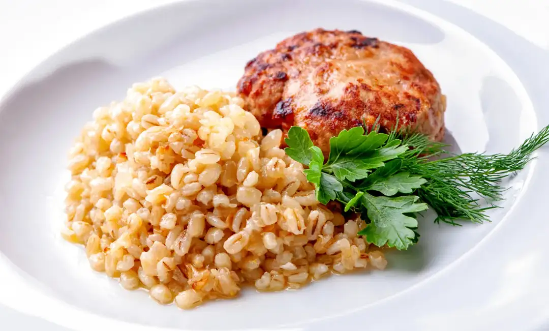 Ile gotować kaszę pęczak w woreczkach, aby była idealna?