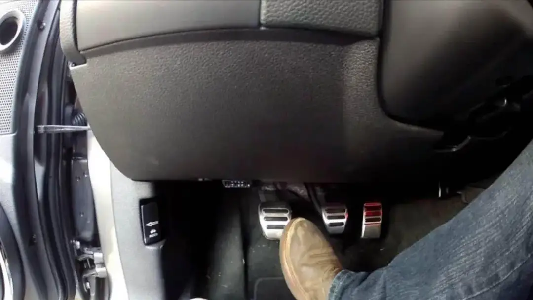 Unikaj awarii sprzęgła w korku! Mistrzowska technika jazdy samochodem