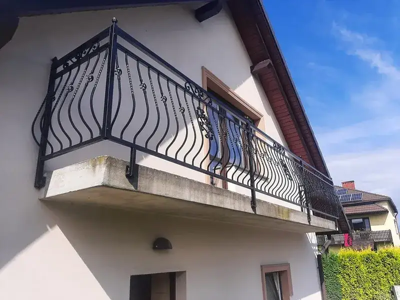 Co na balustradę balkonu? Najlepsze materiały i porady montażowe