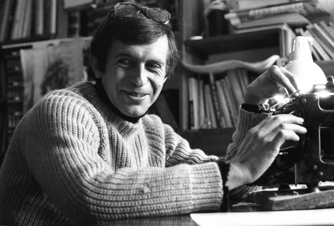 Paweł Maciąg, syn Barbary Wrzesińskiej, uśmiecha się, pisząc na maszynie.