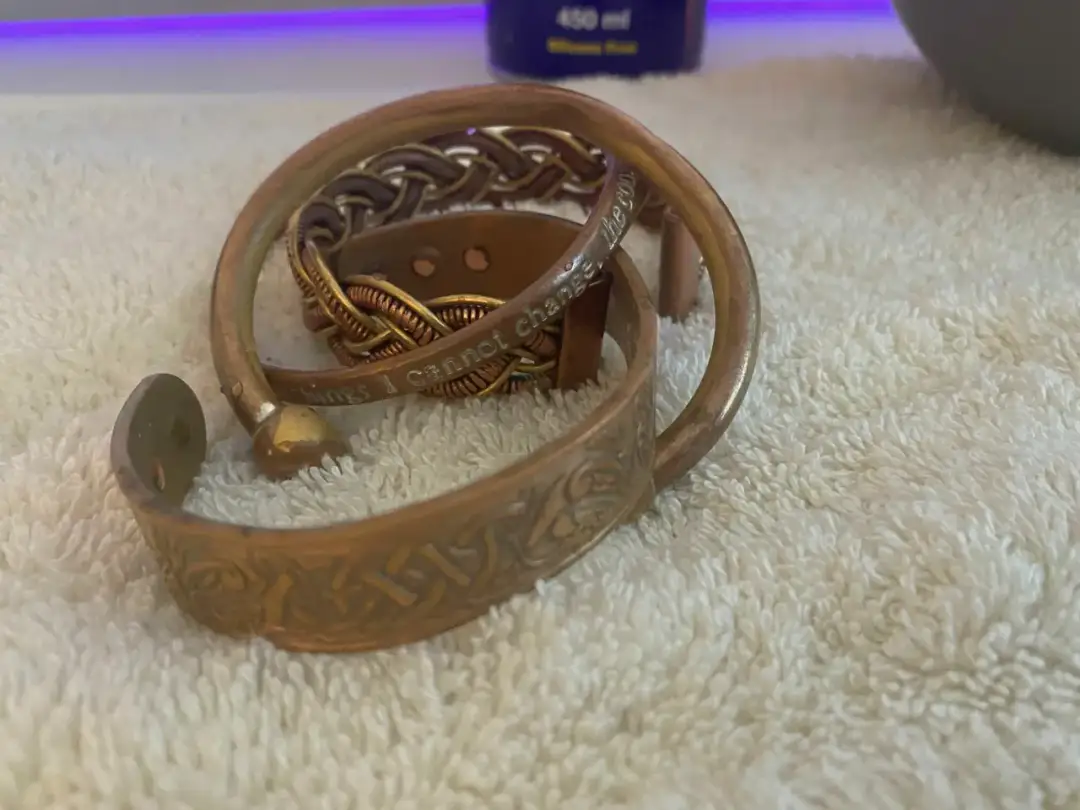 Jak czyścić miedzianą biżuterię, aby uniknąć uszkodzeń i przebarwień