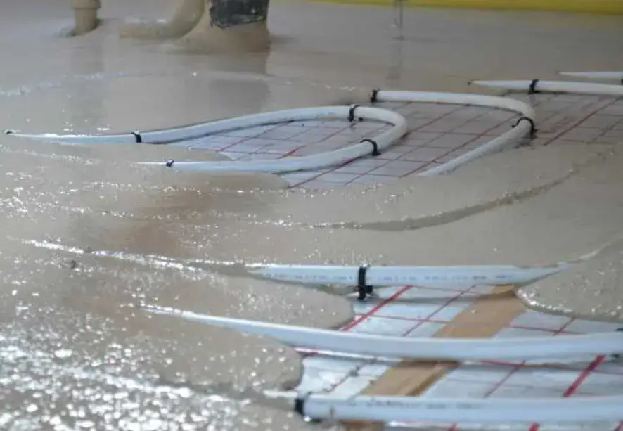 Zaprawa wyrównująca czy samopoziomująca – co wybrać dla idealnego podłoża?