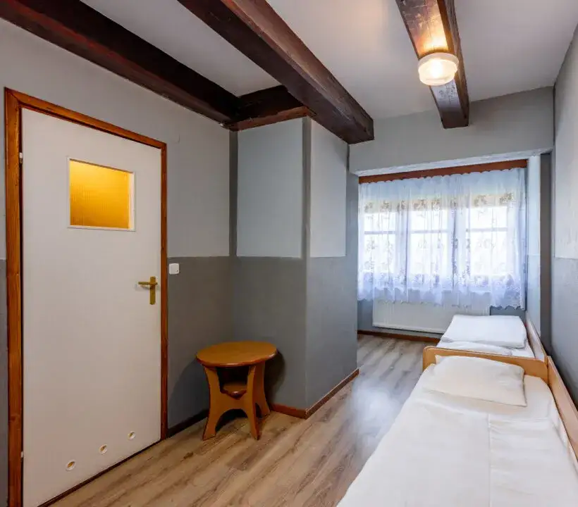 Ile kosztuje nocleg w schronisku? Sprawdź ceny i oszczędzaj!