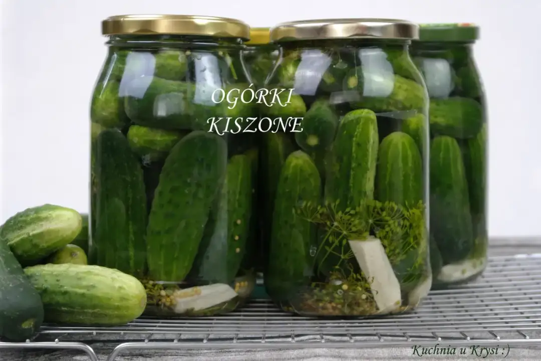 Ogórki kiszone bez solanki? Jak uzupełnić i uratować przetwory