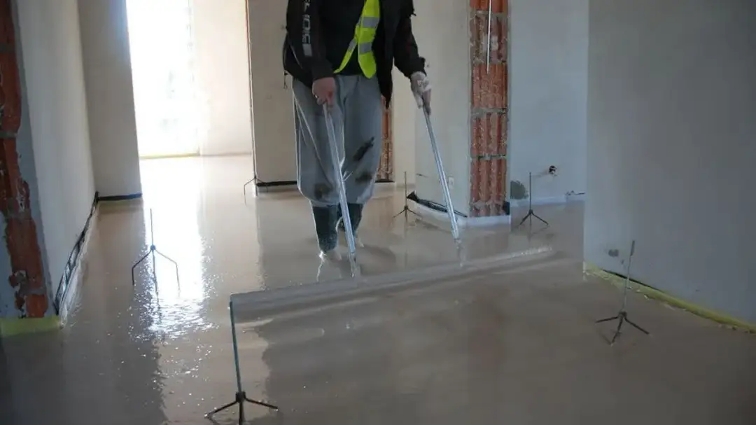 Zaprawa wyrównująca czy samopoziomująca – które rozwiązanie wybrać do remontu?