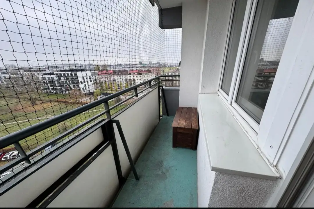 Czy montaż siatki na balkonie wymaga zgody wspólnoty? Sprawdź!