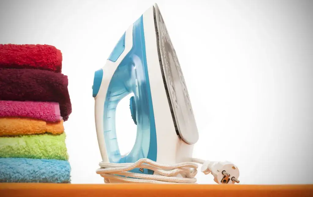 Żelazko na co zwrócić uwagę – uniknij błędów przy wyborze idealnego modelu