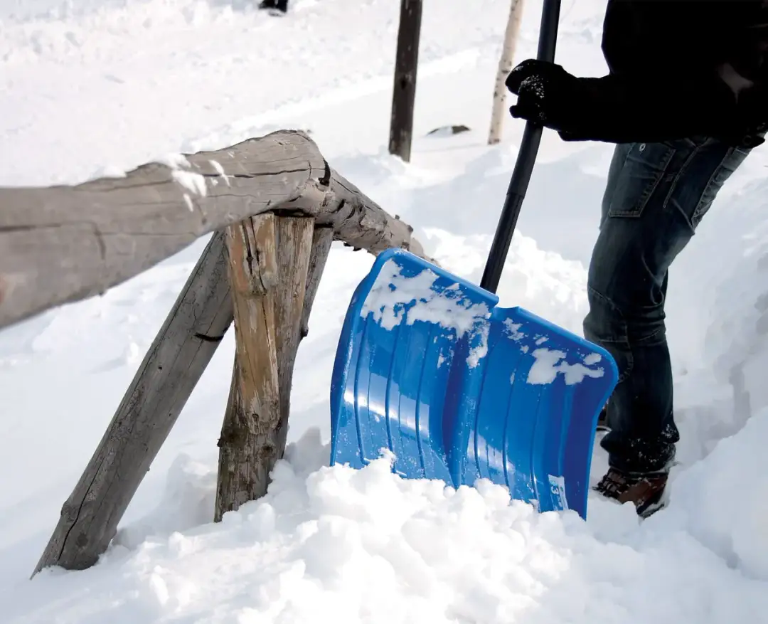Jaką łopatę do śniegu wybrać, aby uniknąć trudności w odśnieżaniu?