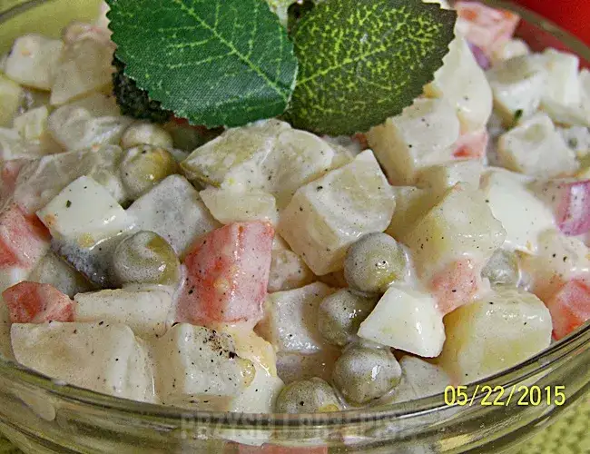 Sałatka jarzynowa z jogurtem: ile kcal? Lżejsza wersja krok po kroku