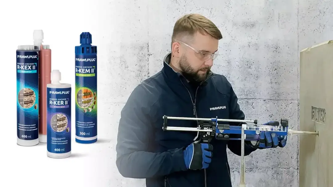 Mężczyzna w okularach ochronnych używa pistoletu do kotwy chemicznej, aplikując ją do otworu w betonie.