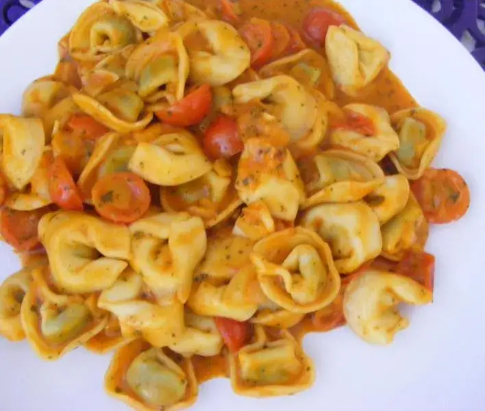 Jaki sos do tortellini ze szpinakiem i ricottą? Odkryj najlepsze przepisy