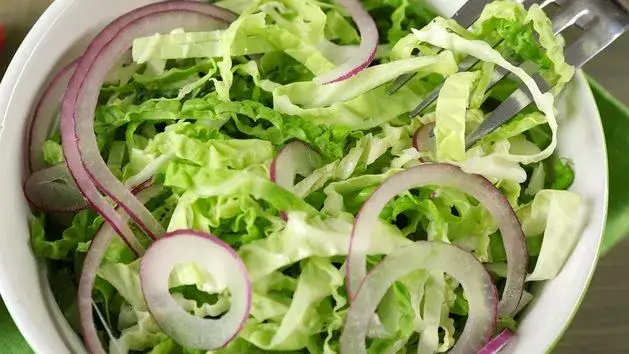 Idealne surówki do karkówki, które podkreślą smak Twojego dania