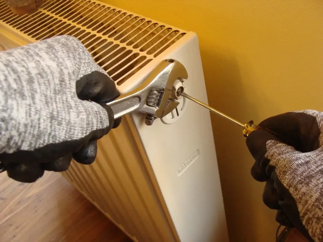 Jak odpowietrzyć grzejniki, aby uniknąć zimnych i hałaśliwych rur