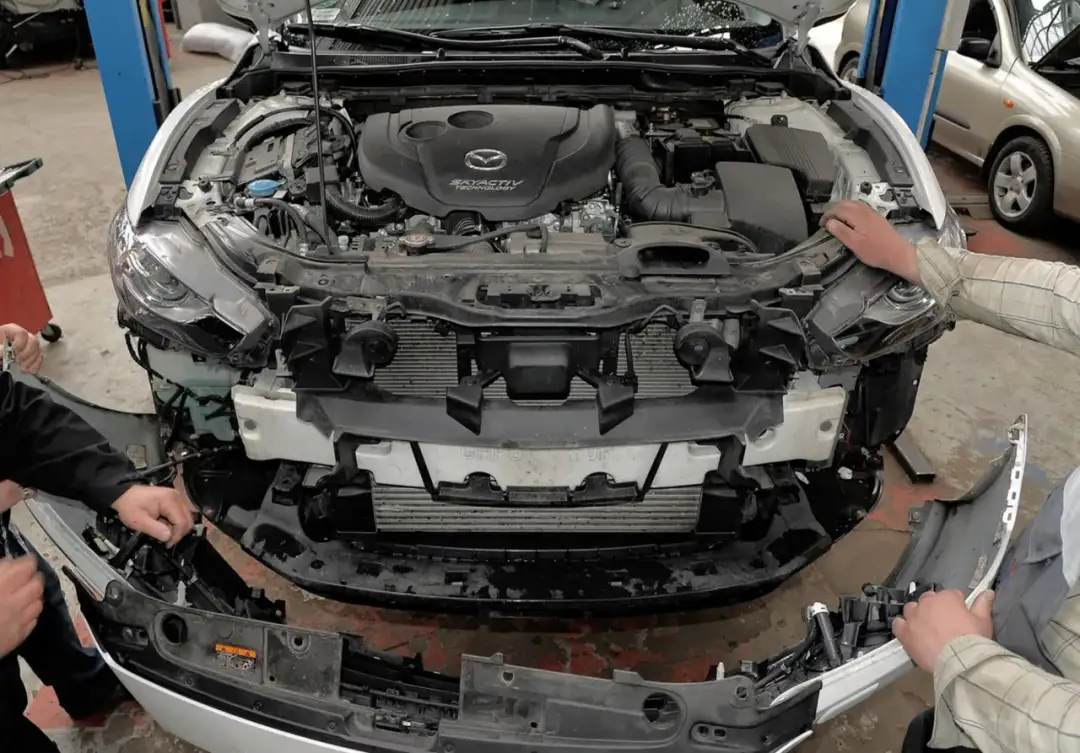 Dlaczego wyrzuca płyn z chłodnicy? Odkryj przyczyny i objawy problemów