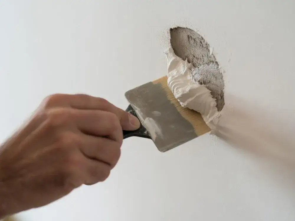 Jak załatać dziurę w ścianie - skuteczne metody naprawy bez błędów
