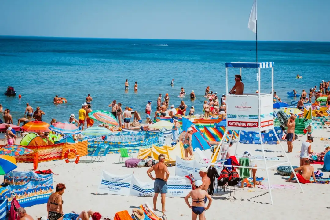 Co oznacza biała flaga nad morzem? Bezpieczne warunki do kąpieli