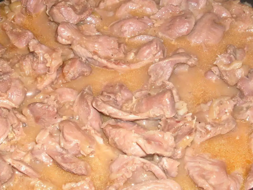 Jak przygotować żołądki drobiowe duszone z cebulką - prosty przepis